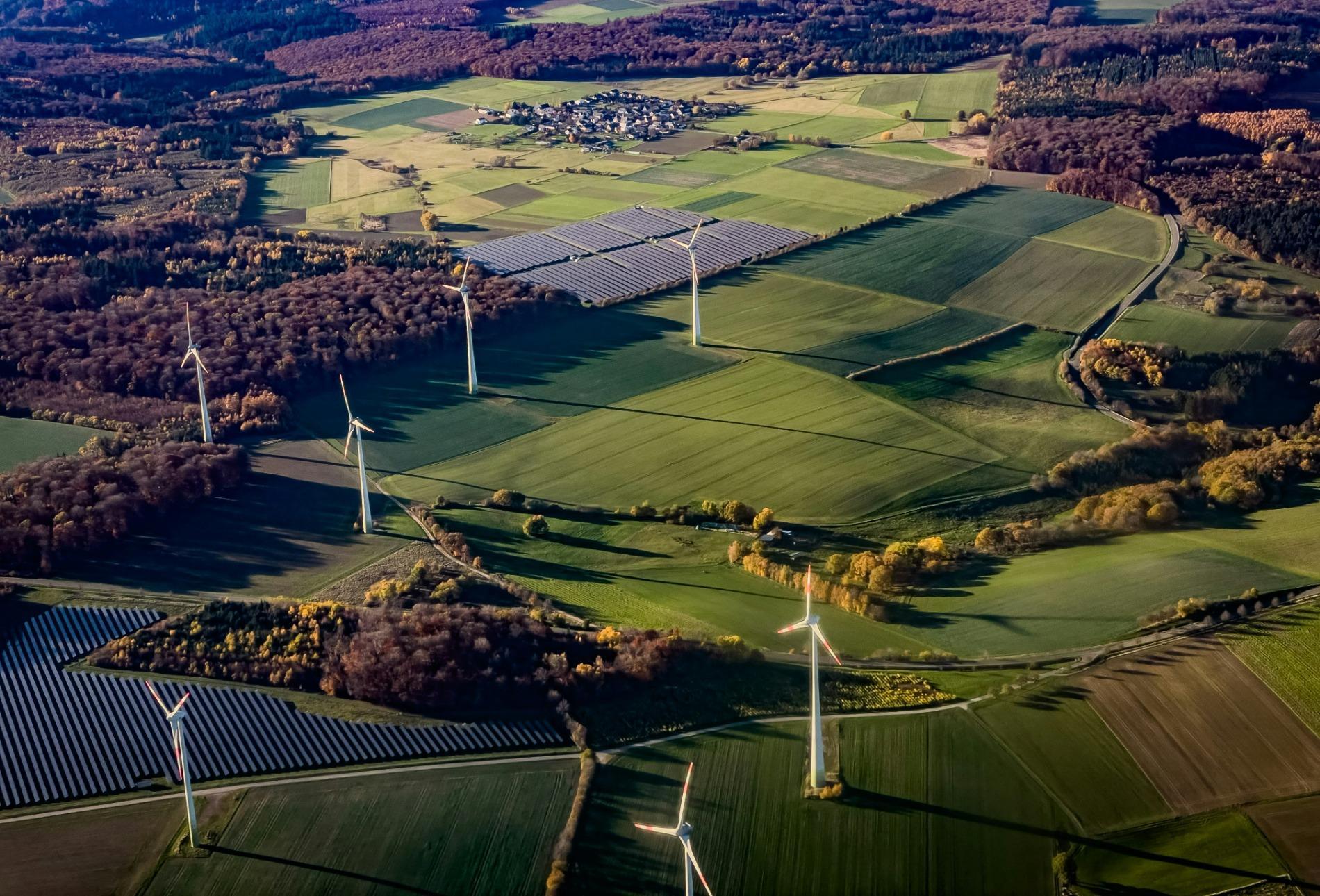 Panneaux solaires, éoliennes : pourquoi passer chez le notaire avant de signer ?